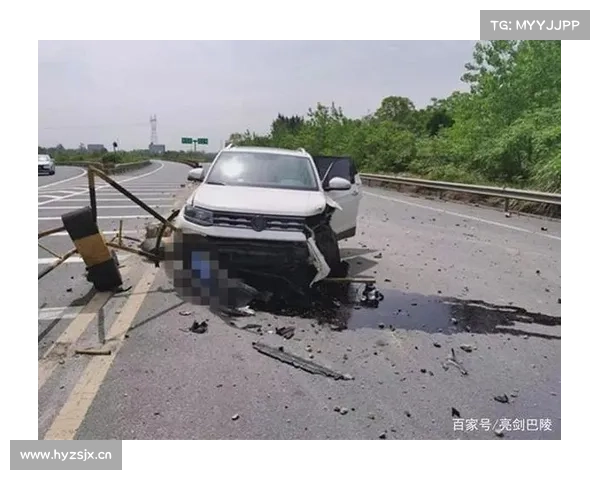 两车碰擦后一车急打方向,猛撞护栏致左前轴断裂 两车碰擦后一车急打方向,猛撞护栏致左前轴断裂